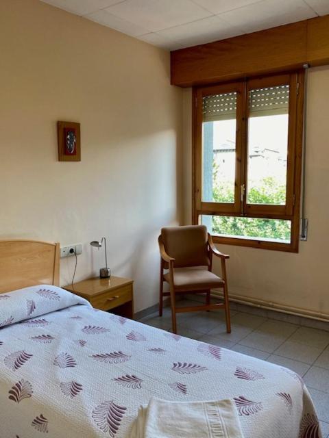Hotel Residencia Sagrada Familia La Seu d'Urgell Esterno foto
